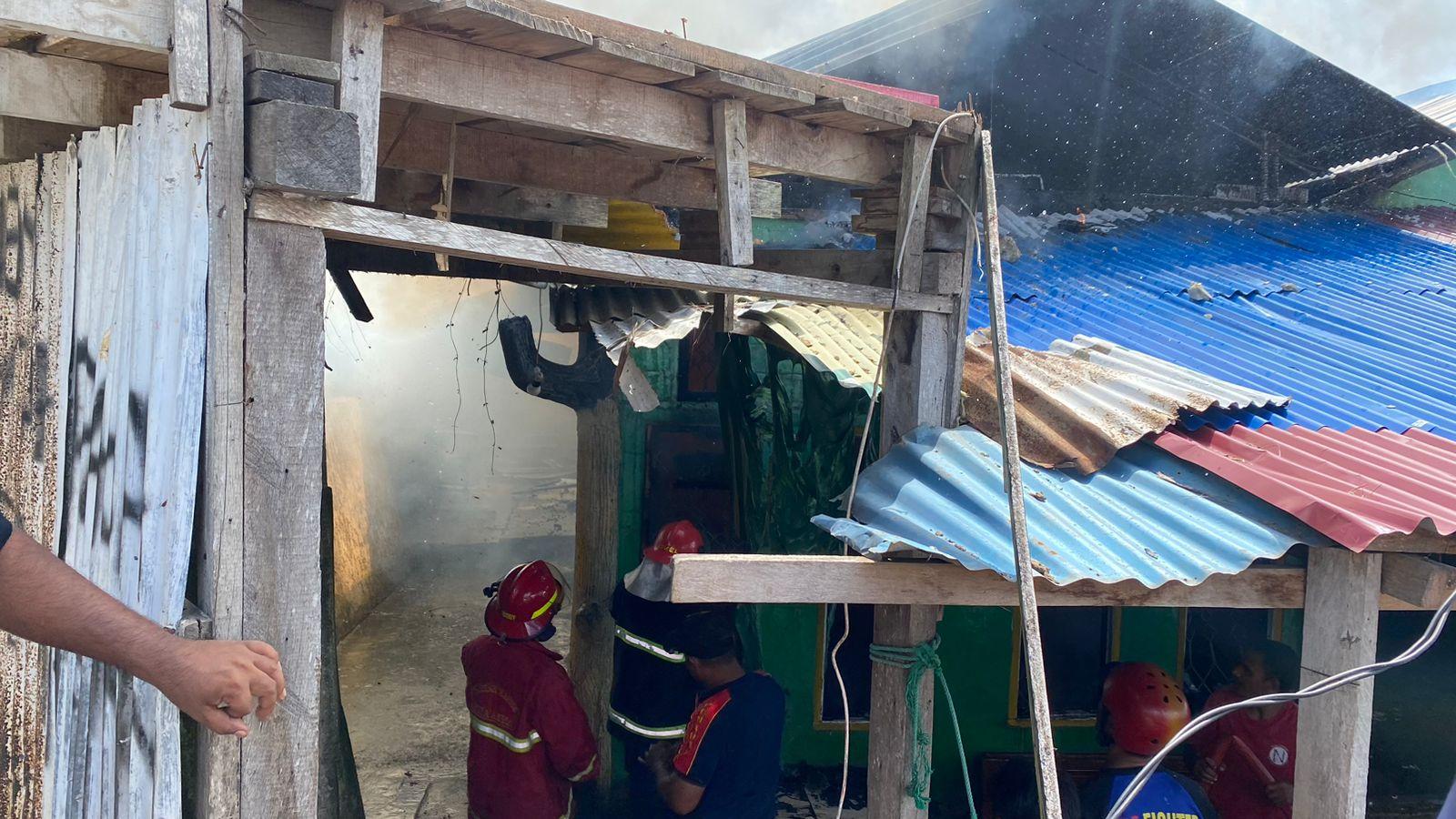 Petugas Damkar dan Warga Berjibaku Padamkan Kobaran Api di Belakang Taman Makam Australia