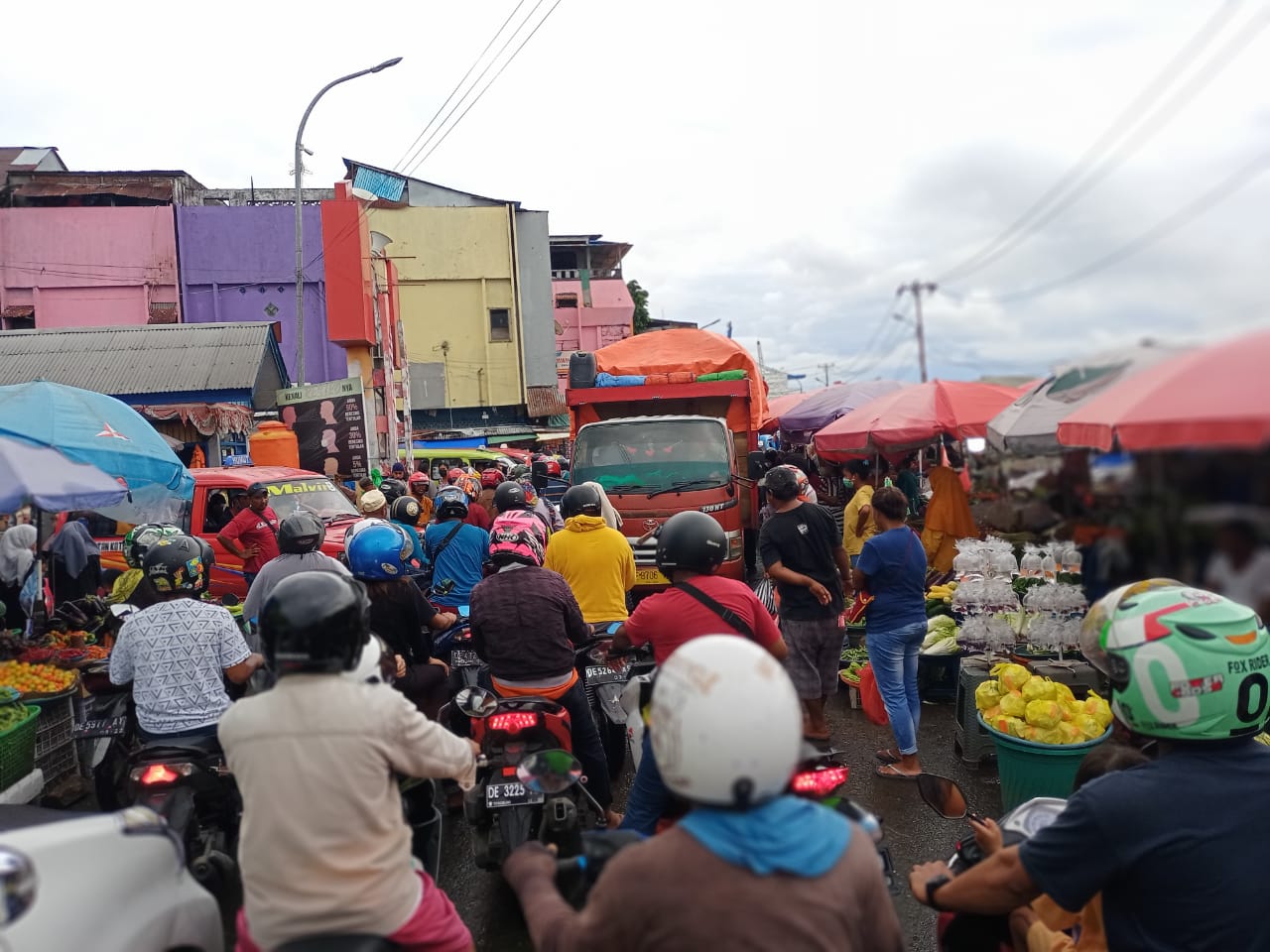 Mogok, Truk Pengangkut Barang Perparah Macet di Pasar Mardika
