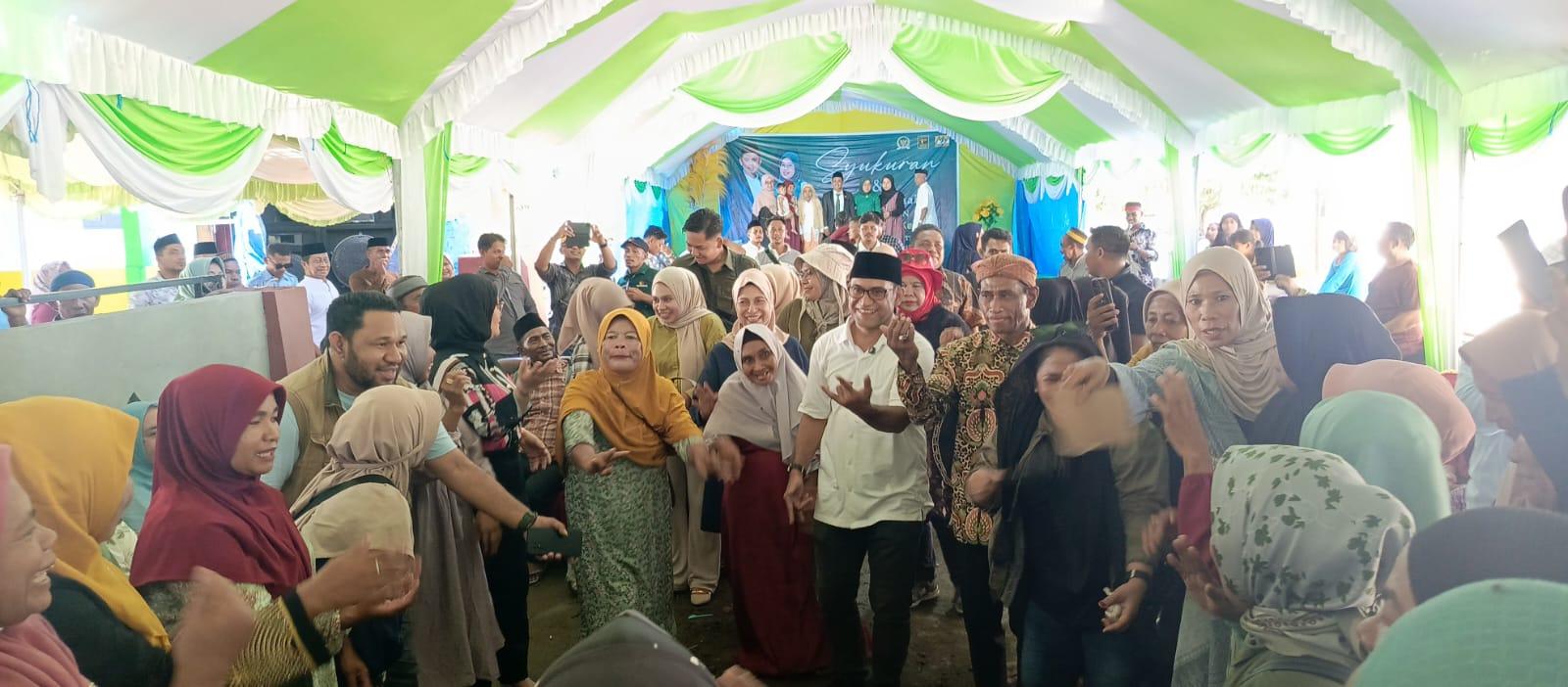 Disambut Antusias, Calon Bupati Buru Aziz Hentihu Ikut Menari Bersama Emak-emak di Desa Kayeli