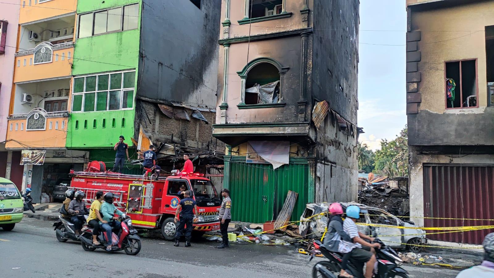 Kondisi Terkini Pasca Kebakaran di Jl Pala, Petugas Damkar Masih Melakukan Proses Pendinginan