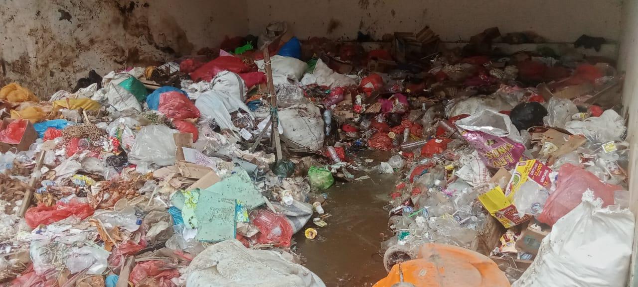 Sampah di Gedung Baru Pasar Mardika Kembali Menumpuk: Ada Sisa Sayuran Hingga Daging Busuk