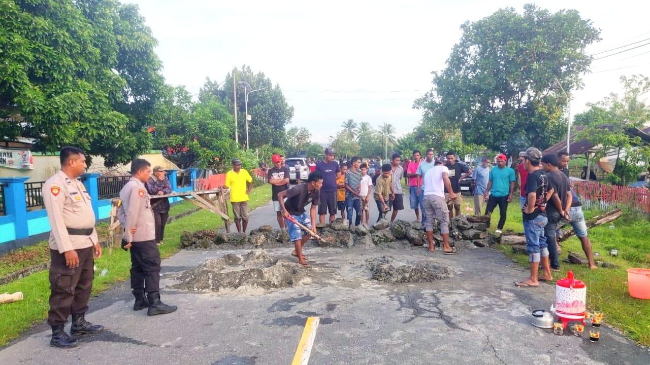 Jalan-trans-seram-di-palang.jpg