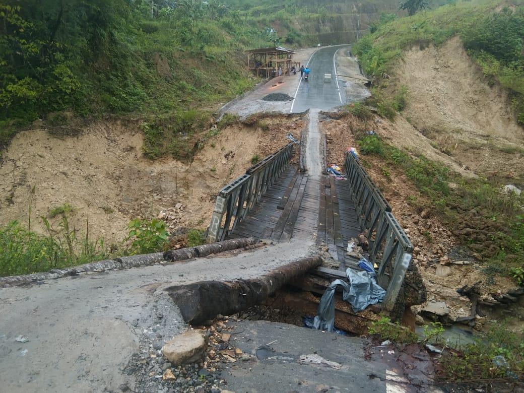 Rawan Kecelakaan, Jembatan Lintas Taeno–Wakal Rusak Akibat Longsor