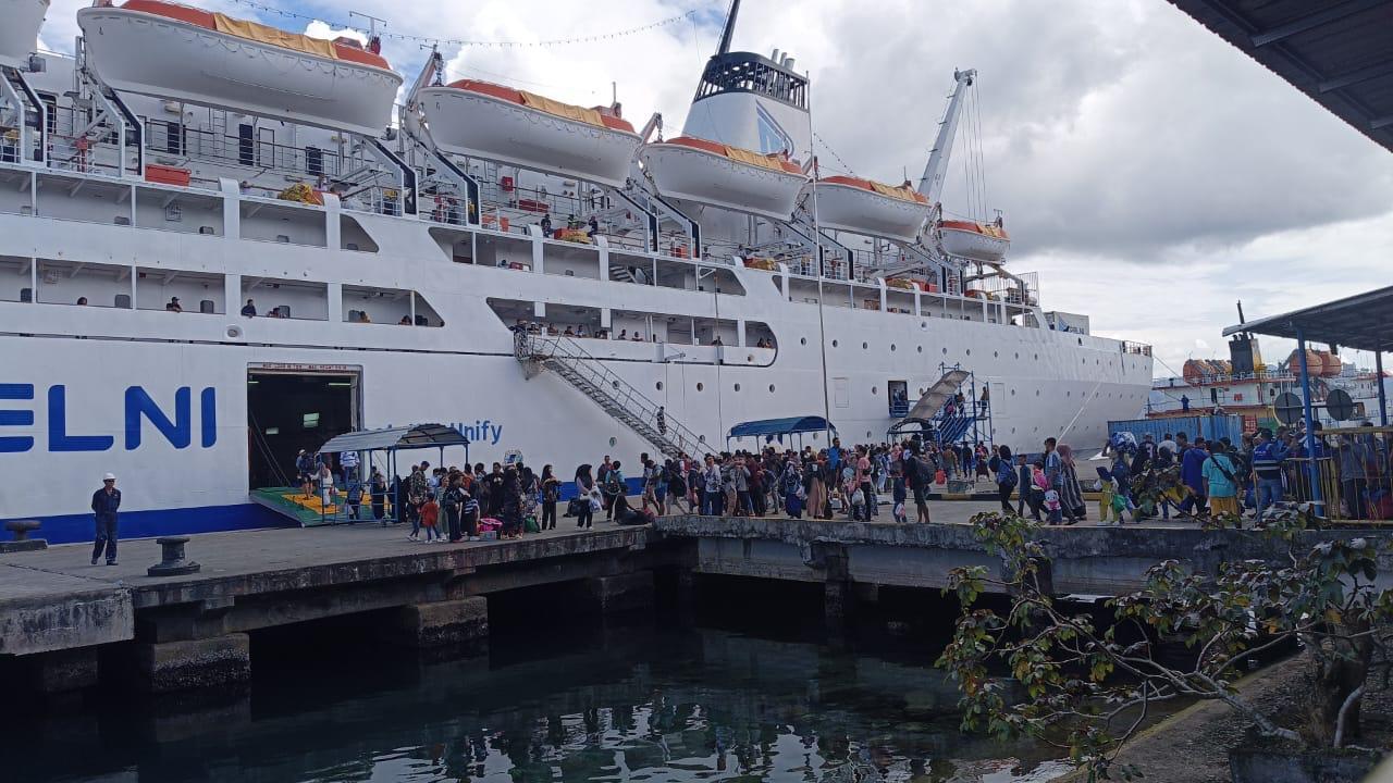 KM-Dobonsolo-arus-balik-2025-Pelabuhan-Yos-Sudarso-ambon.jpg
