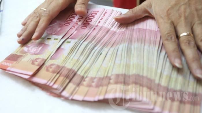 Karyawati-tunjukkan-mata-uang-rupiah-di-Jakarta-Rabu-2412024.jpg