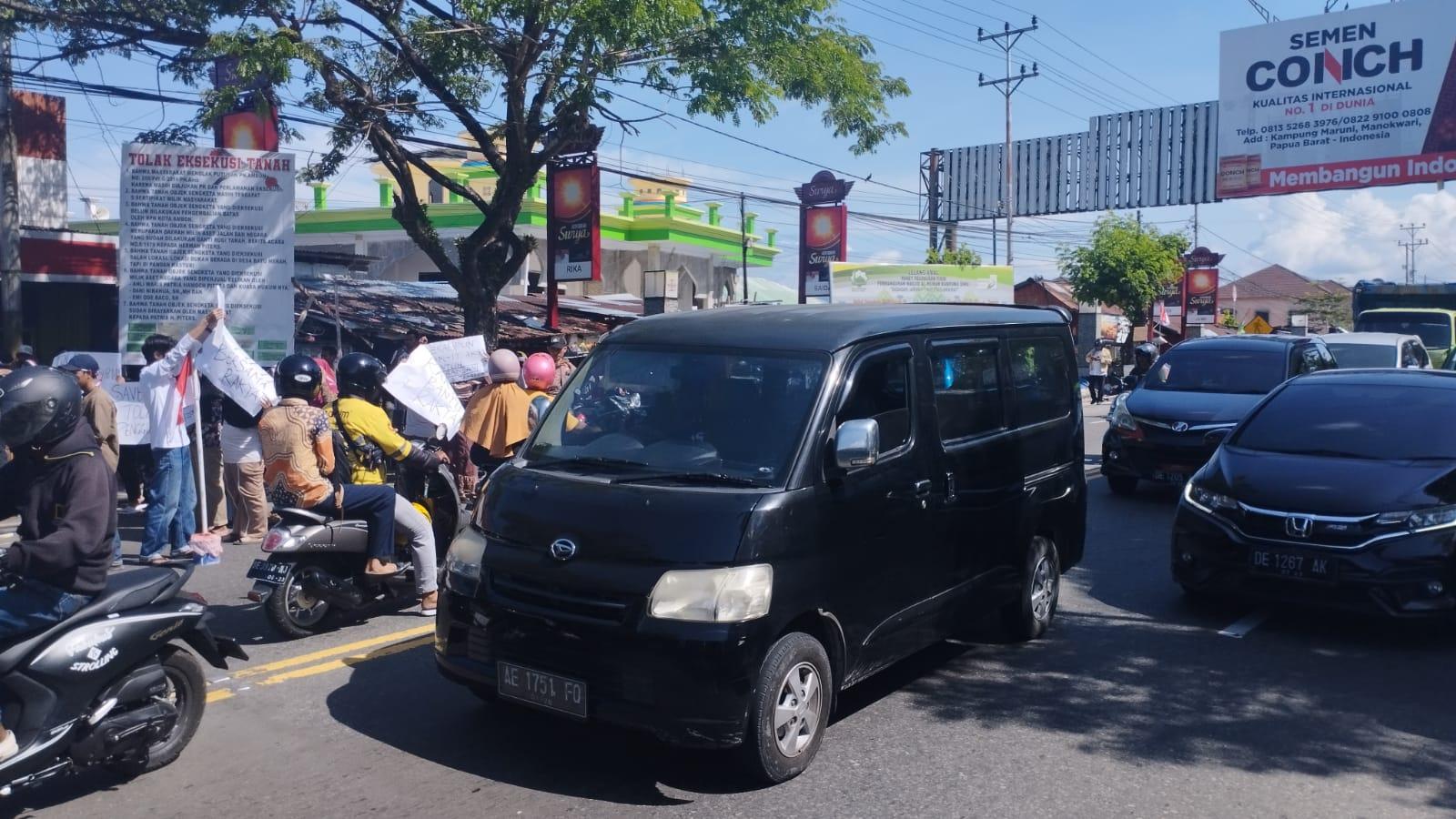 Ada Demo Tolak Eksekusi Tanah, Bikin Jalan Jendral Sudirman Ambon Macet Total