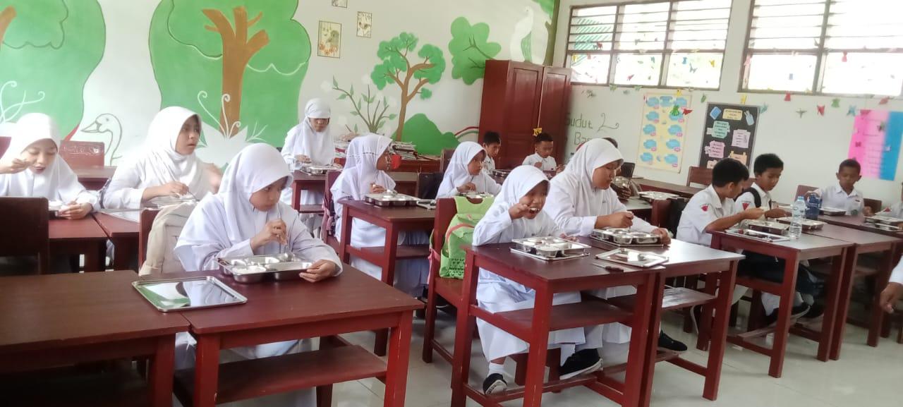 Makan-siang-gratis-amq-nn.jpg