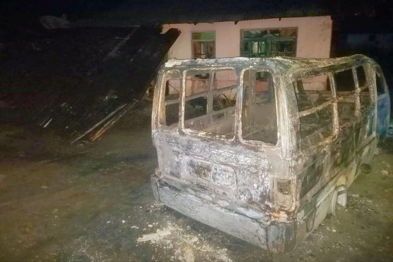 Diduga Korsleting, Angkot Trayek Tulehu Hangus Terbakar: Api Sempat Merambat ke Rumah Warga