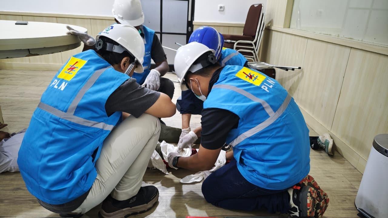 PLN UP3 Ambon Gandeng PMI Gelar Simulasi Gempa dan Pelatihan P3K