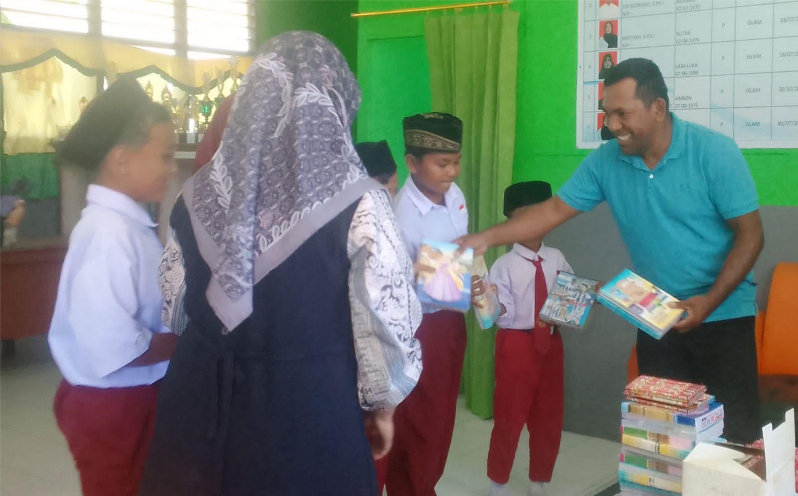 Dukung Pendidikan Pulau Buru, PT Panbers Jaya Beri Bantuan Belajar