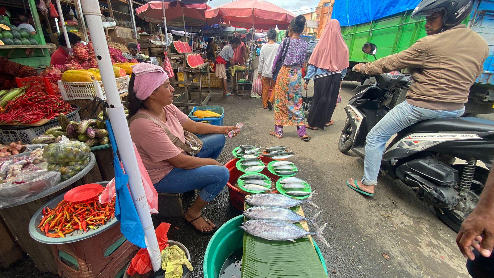 Pedagang-ikan-di-Pasar-Mardika-Kota.jpg
