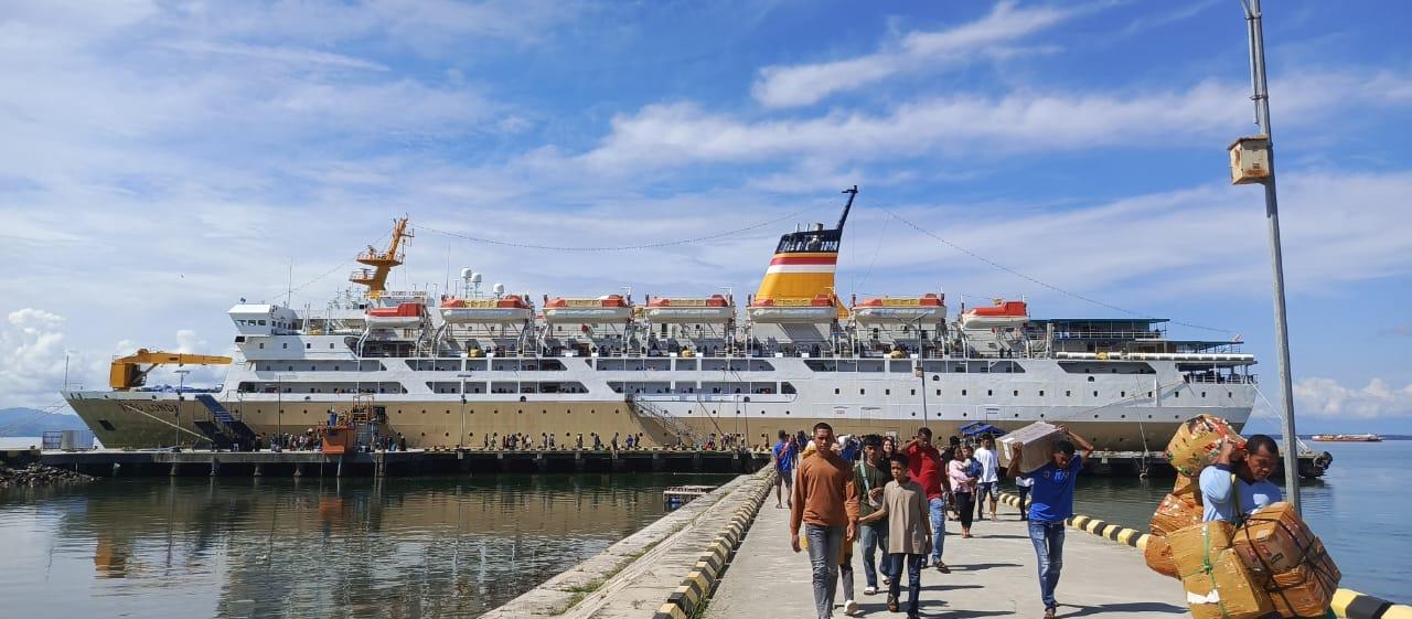 Pelabuhan-namlea-km-dorolonda-111.jpg
