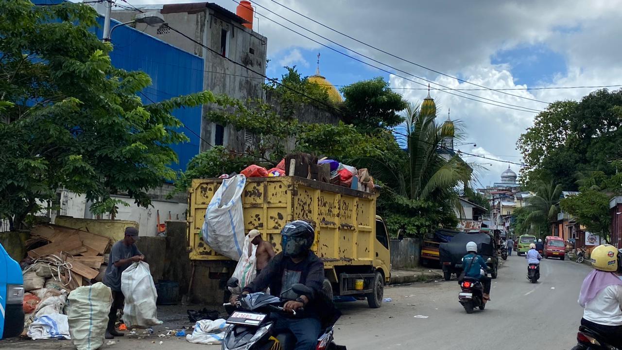 Pengangkutan-sampah-di-jalanan-Kota-Ambon-1.jpg