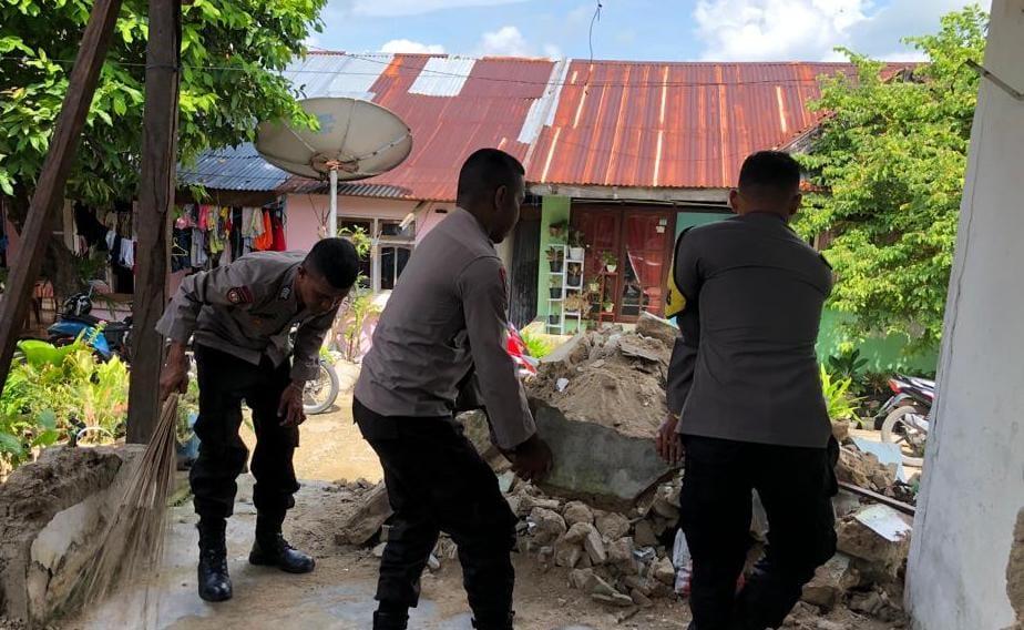 Pasca Gempa 7.5, Polisi Bantu Warga Tanimbar Bersihkan Puing Rumah