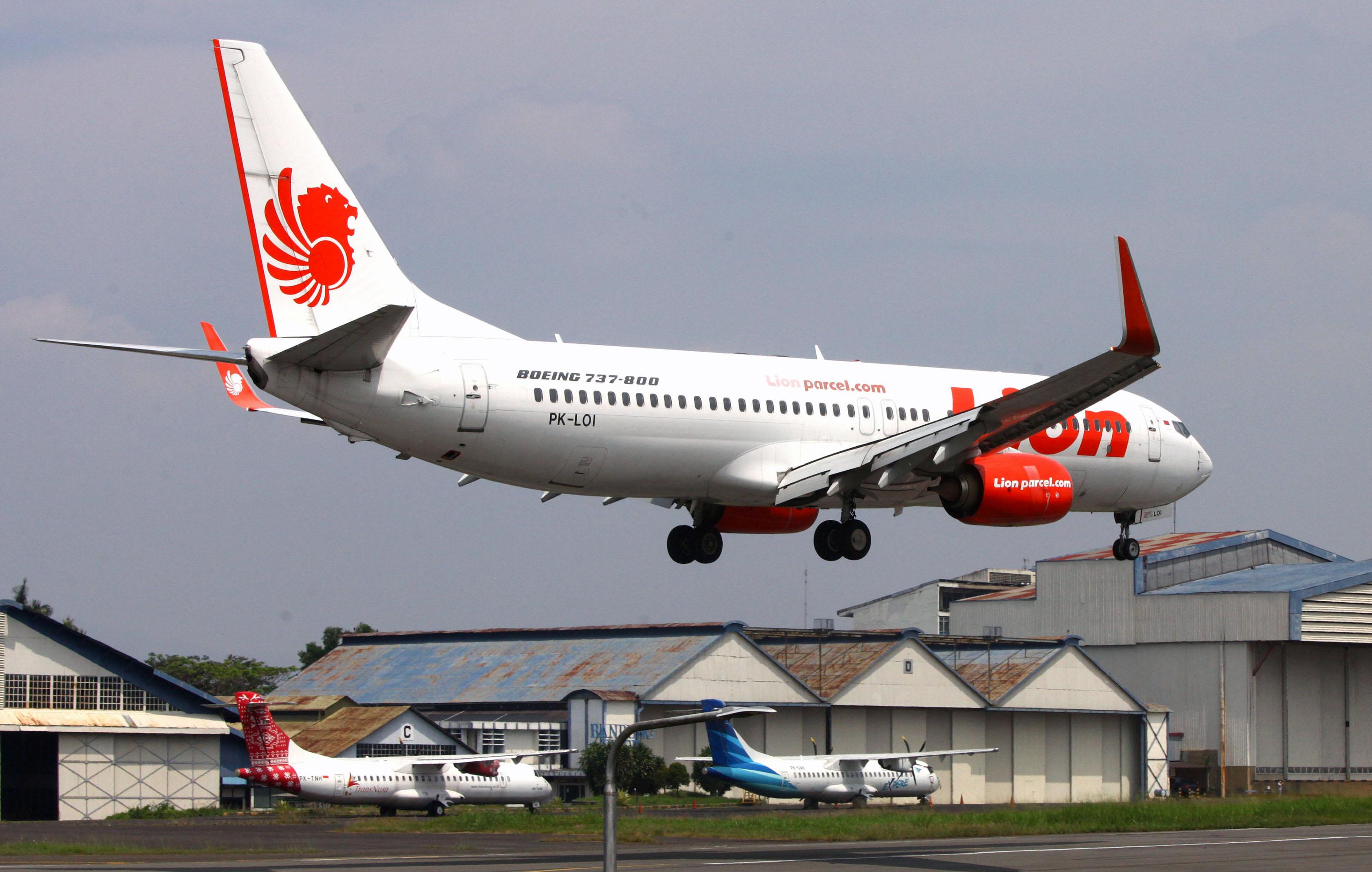 Pesawat-Lion-Air-melakukan-pendaratan-pada-acara-inagurasi-first-flight.jpg