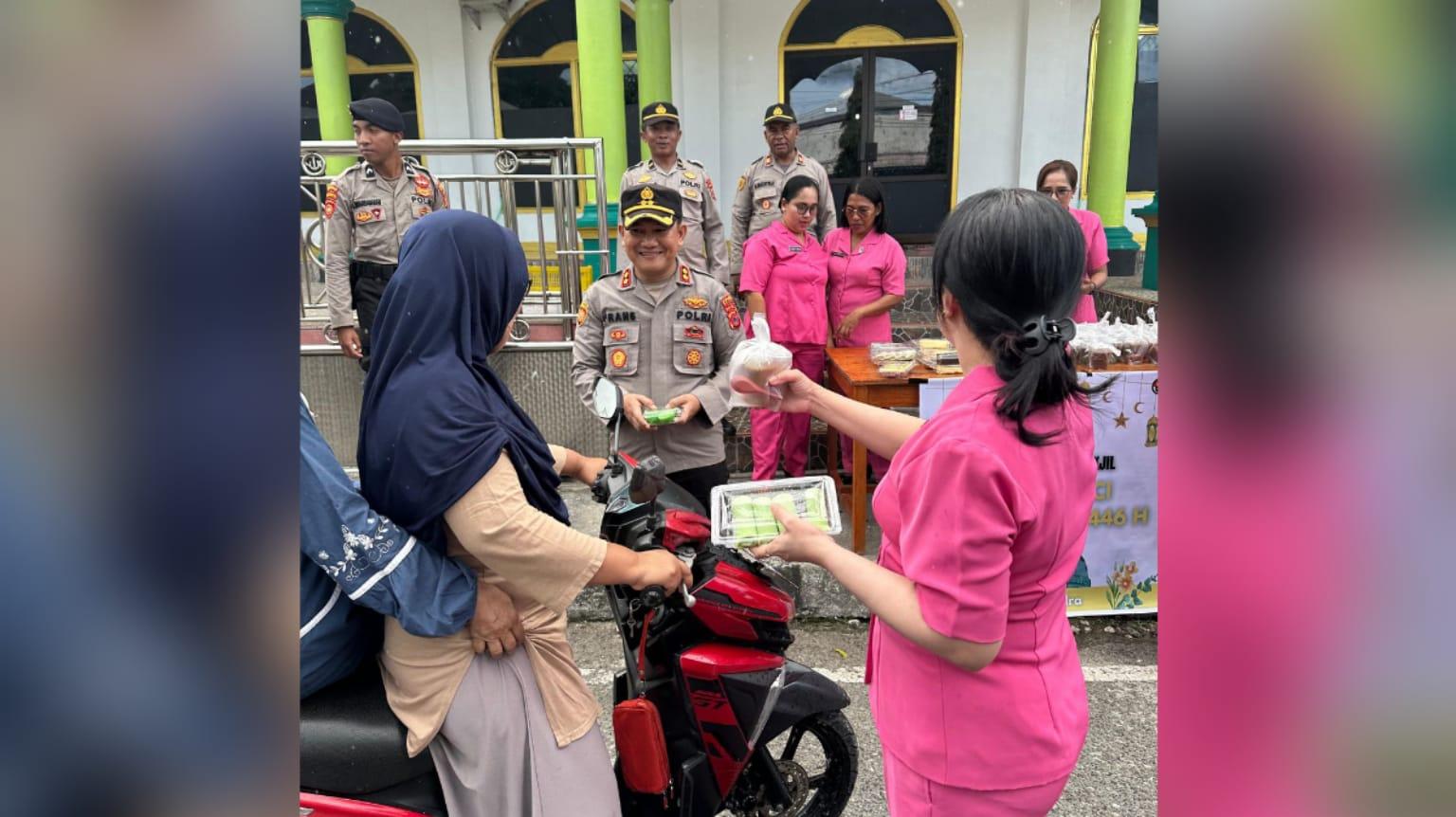 Tebar Kebaikan di Bulan Ramadan, Polres Malra Berbagi 500 Takjil Gratis