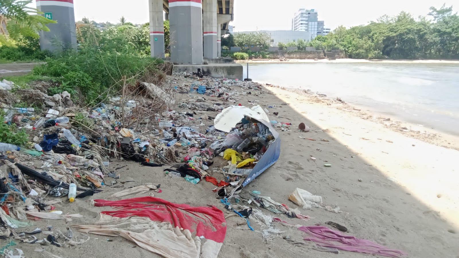 Kolong JMP Jorok Dipenuhi Plastik Kemasan Makanan, Juga Ada Bendera Merah Putih di Tumpukan Sampah