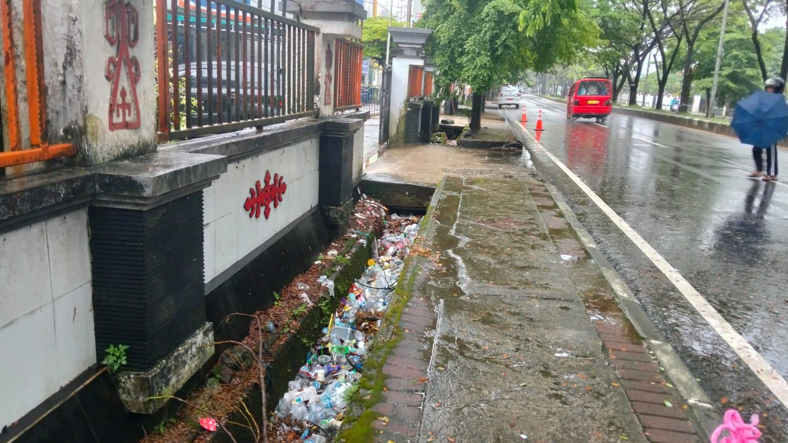Sampah-Depan-Un.jpg