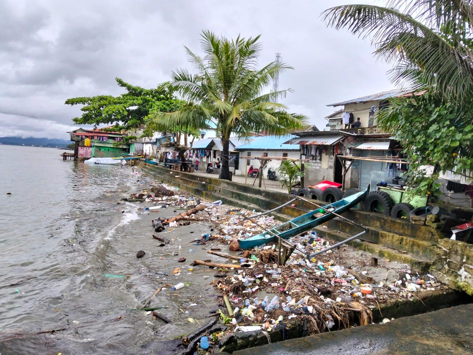Akses Tempat Sampah Jauh Picu Penumpukan Sampah di Sepanjang Bibir Pantai Desa Rumah Tiga