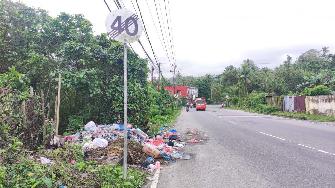 Sampah-menumpuk-salahutu.jpg