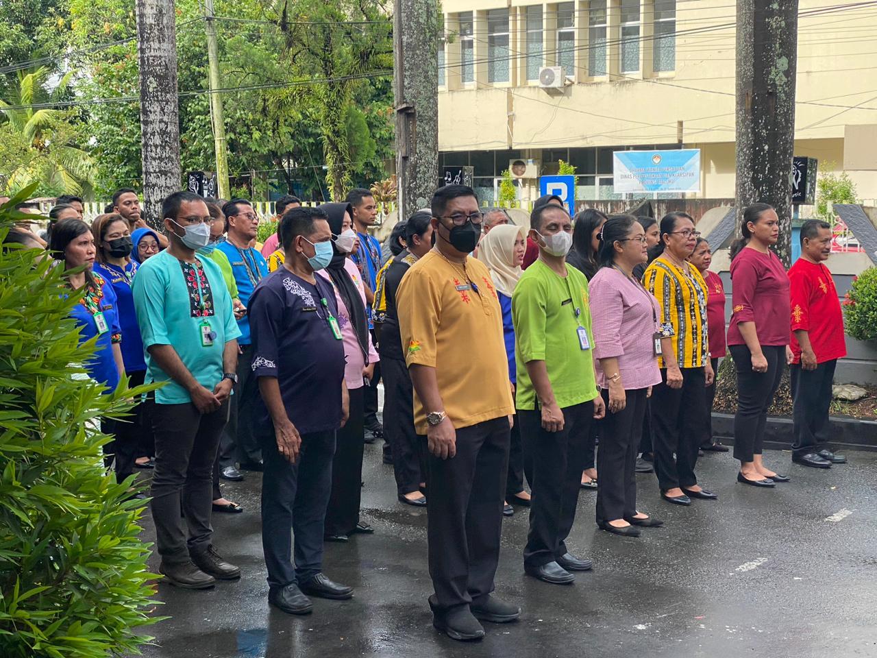 Peringati Hari Pendidikan Nasional, Pegawai Pemkot Ambon Upacara Pakai Pakaian Adat