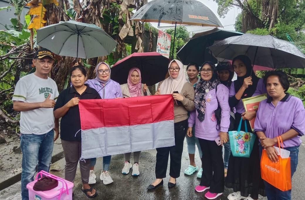 Sambut HUT ke-80 RI, Petugas Kelurahan Tihu Bagikan 100 Bendera Merah Putih tuk Warga