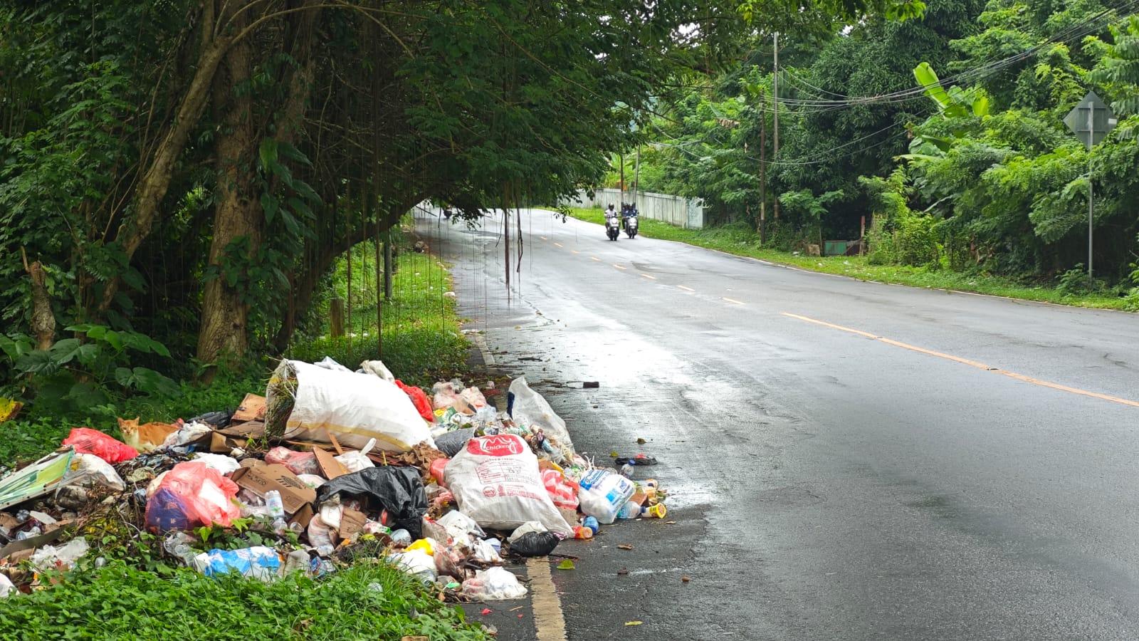 Tumpukan-sampah-di-tepi-jalan-Negeri-Suli.jpg