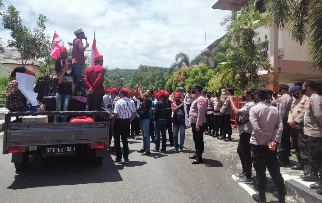Warga-Nuaulu-Demo.jpg
