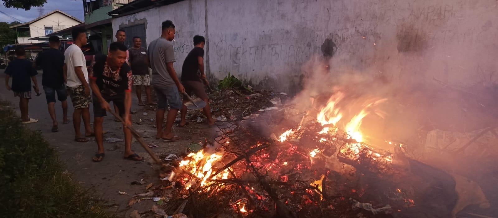 Tak Kunjung Diangkut, Warga Namlea Bakar Sampah yang Menggunung di Tengah Jalan