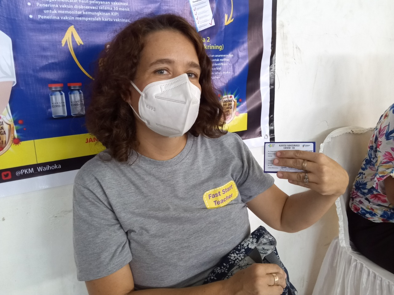 Perempuan Bule Ini Dapat Vaksin Sinovac Gratis di Ambon, Ternyata Punya KTP Maluku