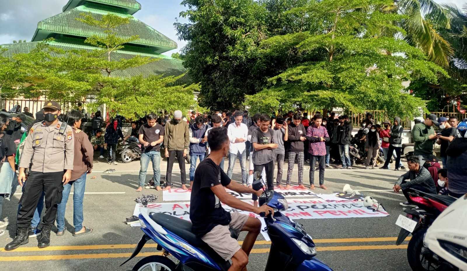 demo-tolak-jokowi-unpatti.jpg