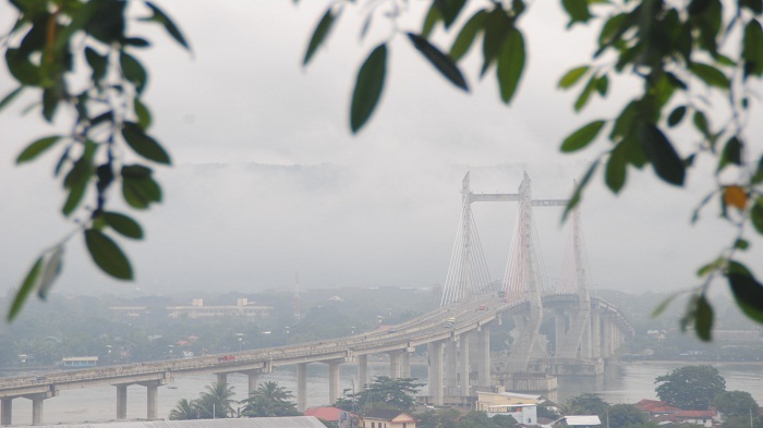 hujan-deras-mengguyur-jembatan-merah-putih-kota-ambon.jpg