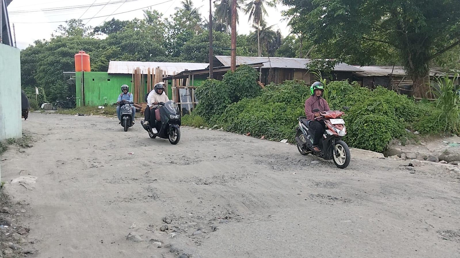 Jalan Rusak di Lorong BIP Desa Waiheru, Warga Ngeluh Tak Pernah Diperbaiki