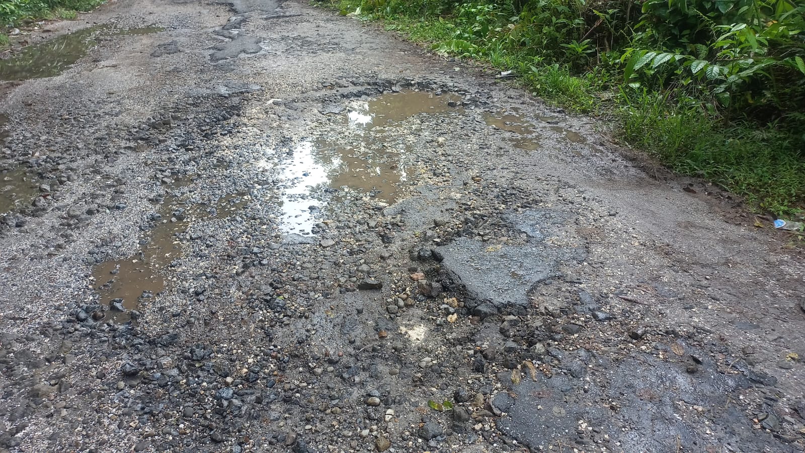Belasan Tahun Rusak, Warga Minta Ruas Jalan di Pulau Saparua Segera Diperbaiki