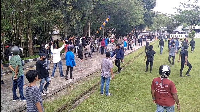 Kapolda Maluku Terobos Lemparan Batu saat Ricuh Demo Omnibus Law di Kampus Unpatti Ambon