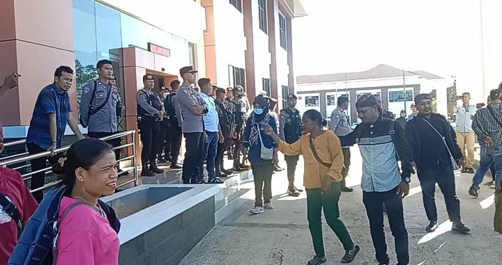 Pelaku Penembakan di Gunung Botak Dikejar Keluarga Korban Usai Sidang