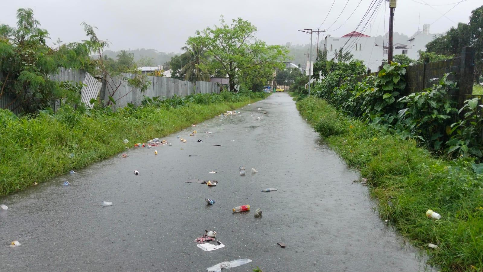 Hujan Deras Sebabkan Sampah dan Air Meluap dari Drainase Perumnas Tihu Ambon - Tribunambon.com