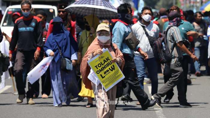 masa-aksi-membawa-poster-bertuliskan-tolak-omnibuslaw-pada.jpg