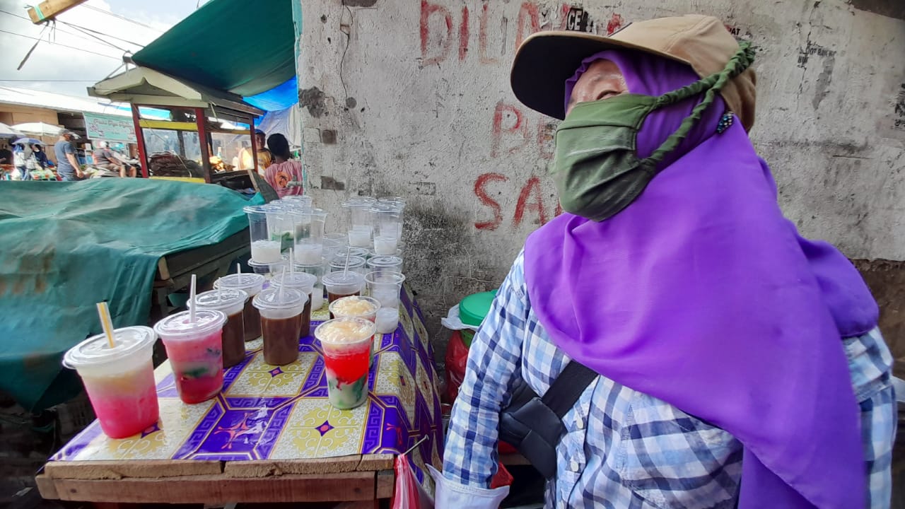 Tak Kenal Lelah, Perempuan Ambon Ini Berdagang dan Ojek Hingga Tengah Malam