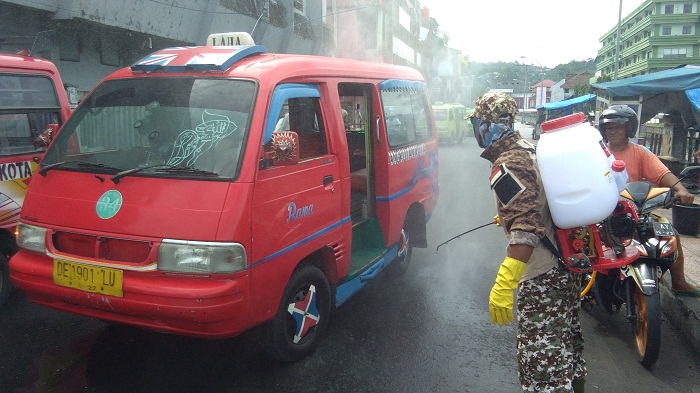 penyemprotan-disinfektan-ke-angkutan-umum-di-terminal-mardika-ambon.jpg