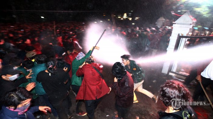ribuan-mahasiswa-demo-di-bandung.jpg