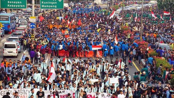 ruas-tol-dalam-kota-arah-semanggi-ditutup-akibat-aksi-mahasiswa-demo.jpg