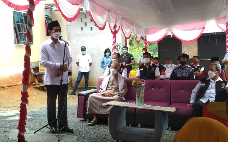 Ratusan Warga Kota Ambon Serbu Sembako Gratis dari Pemkot