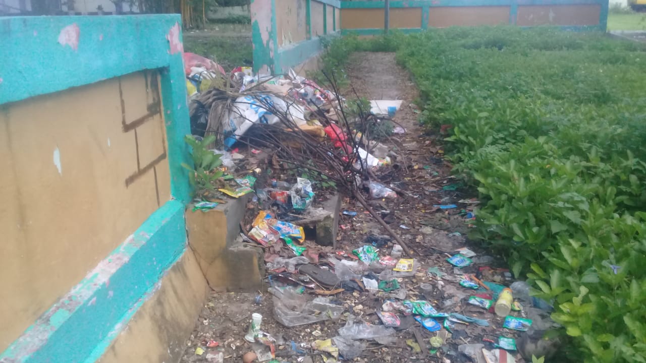 Pengunjung Keluhkan Tumpukan Sampah di Taman Vat Wahan Kota Tual