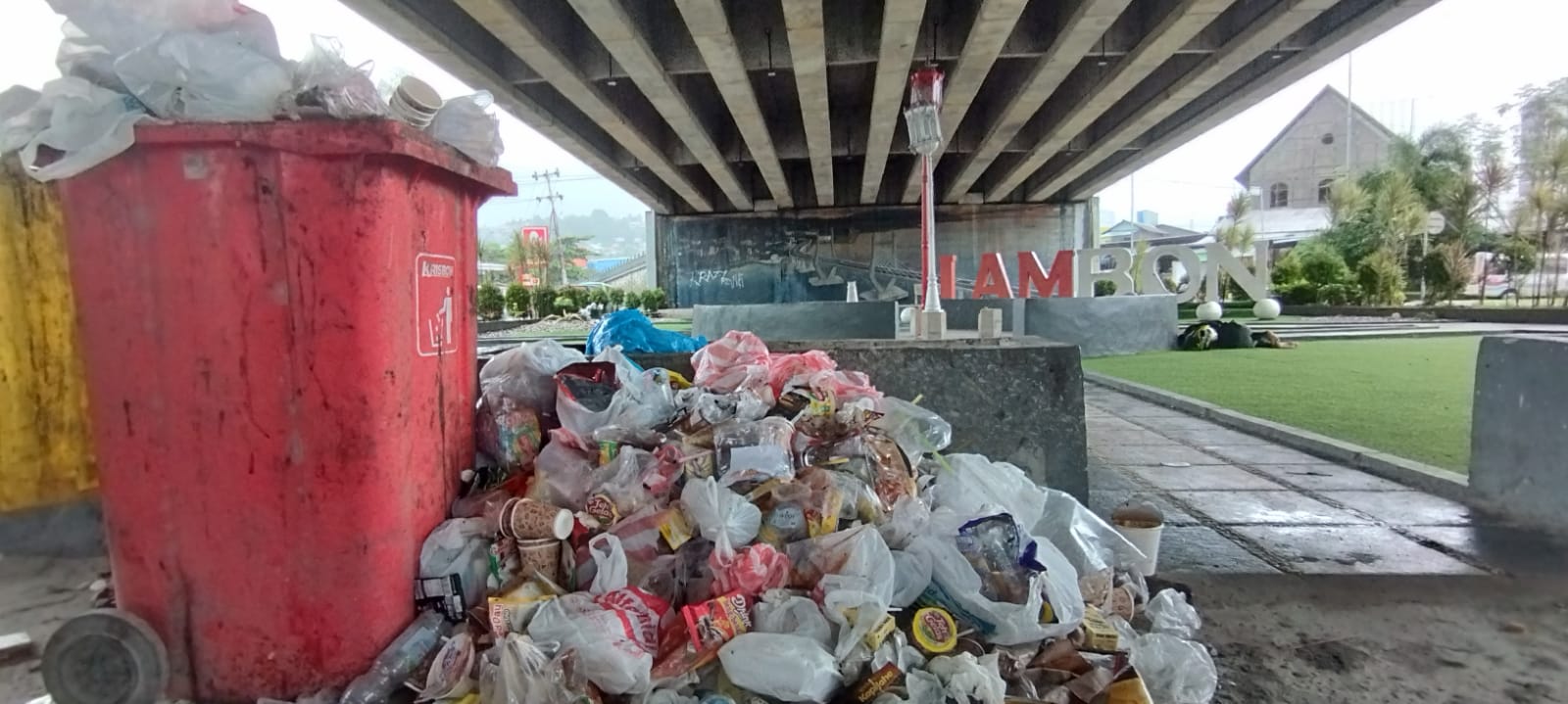 sampah-taman-i-am-ambon.jpg