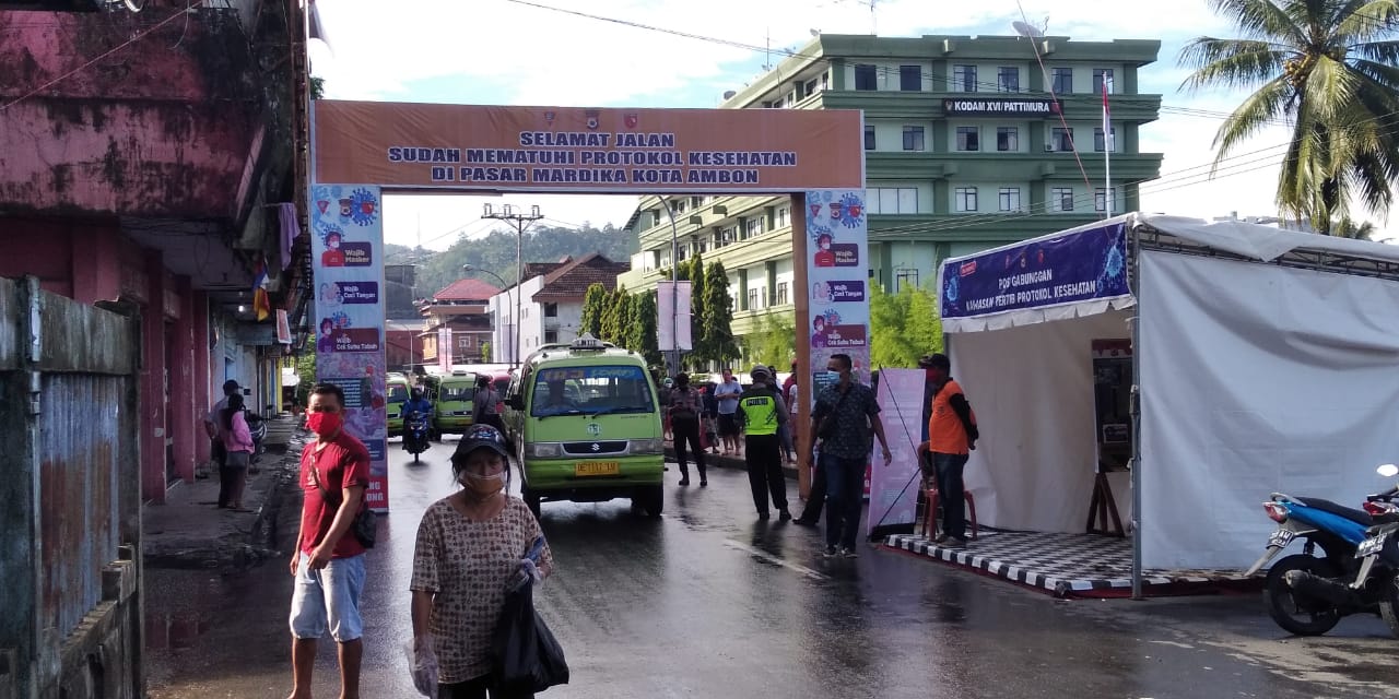 wali-kota-ambon-berikan-keterangan-pers-di-gedung-balai-kota-ambon-rabu-10620.jpg