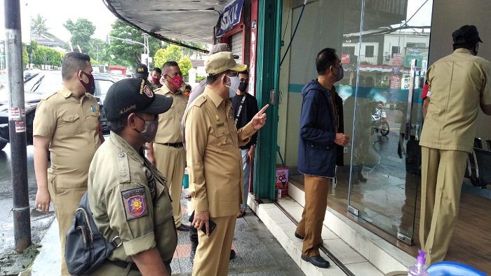 wali-kota-ambon-tinjau-pelaku-usaha-dihari-kedua-pelaksanaan-psbb.jpg
