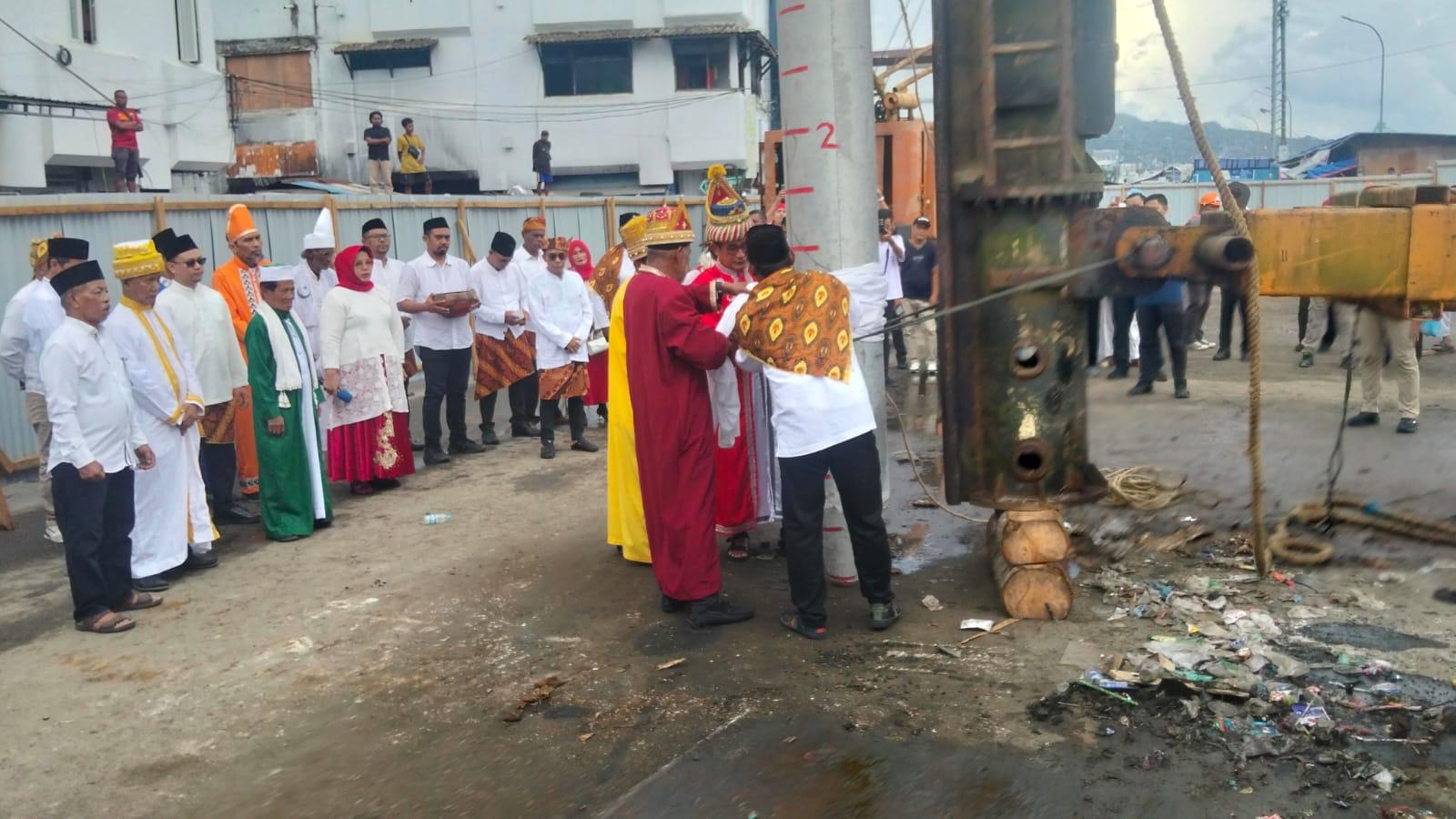 Pembangunan Pasar Batu Merah Resmi Dimulai, Diawali Prosesi Adat dan Pemancangan Tiang Perdana