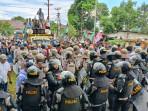 Lagi, Masa Aksi Demo di Markas Brimob Kota Bula Minta 11 Oknum Polisi Ditindak Tegas