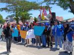 Penanganan Kasus Pencabulan Guru ke Siswa di SBT Lambat, Warga Geruduk Polres SBT